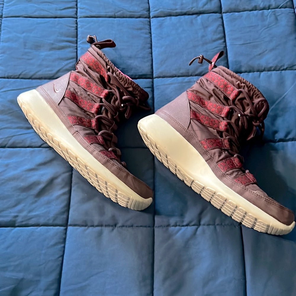 Nike Rosherun Hi Sneakerboot Size 10 Color Purple/Burgundy LIKE NEW IN BOX